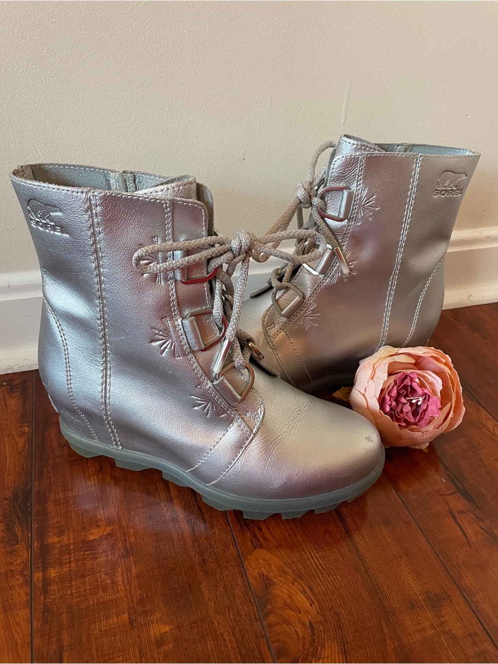 Sorel x Disney Joan of Arctic Wedge Frozen Snowflakes Silver Lace Up Boots 5